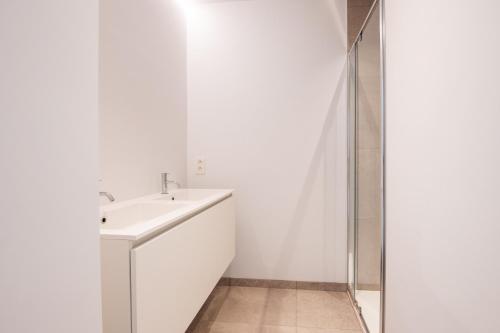 Luxurious 2BR Apartment with Pool and parking - image 3