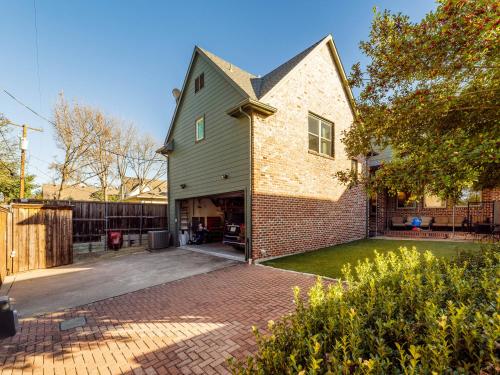 Stunning Spacious Family Home in University Park in University Park