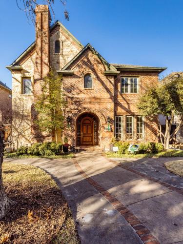 Stunning Spacious Family Home in University Park in University Park