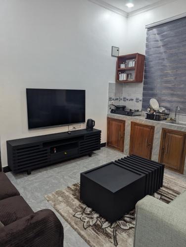 Modern 1BR Apartment in Sinza with fast WiFi – khách sạn tại Sinza