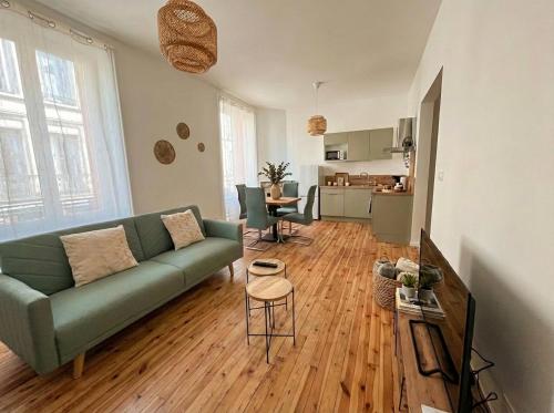 T2 Haussmannien rénové avec charme et modernité