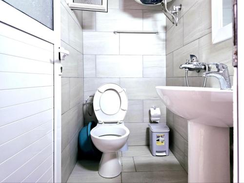 Eric Room - image 2