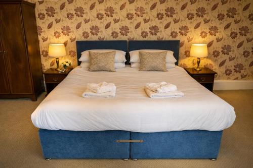 1 queen bed, 1 sofa bed