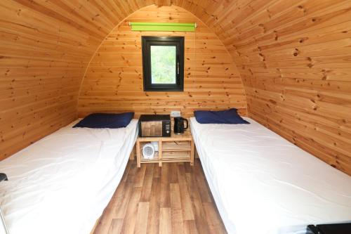 2 twin beds
