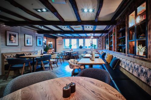 餐廳, The Old Bridge Inn, Holmfirth, West Yorkshire - The Coaching Inn Group in 霍姆弗斯