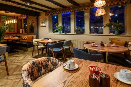 餐廳, The Old Bridge Inn, Holmfirth, West Yorkshire - The Coaching Inn Group in 霍姆弗斯