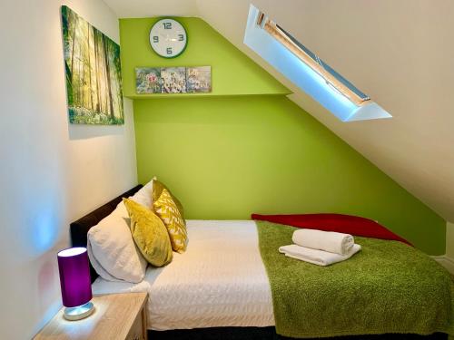 1 Bedroom Apartment, Reception ,Kitchenette, Private Bathroom, Илфорд