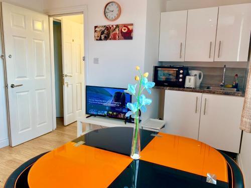 1 Bedroom Apartment, Reception ,Kitchenette, Private Bathroom - Ilford