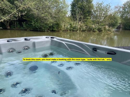 The Waterfront Lodges Room Type - Suite with Hot Tub