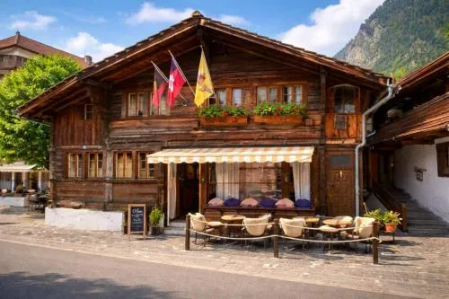 Modern 2BR Loft in Historic Swiss Chalet 200m from Interlaken West in Unterseen, Schweiz