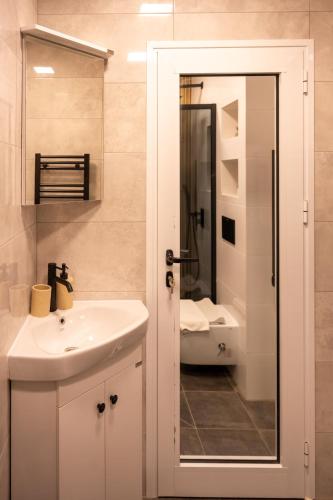 Design apartment with a cosy balcony - image 3