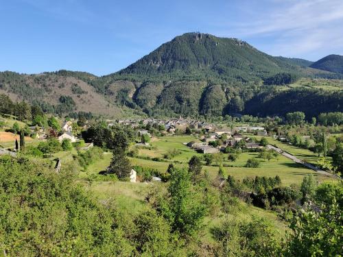 Grande maison de village entiérement rénovée (Grande maison de village entierement renovee) in Ispagnac