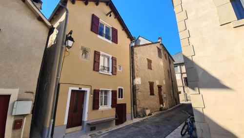Skats, Grande maison de village entiérement rénovée (Grande maison de village entierement renovee) in Ispagnac