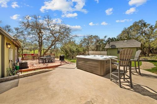 Twilight Ranch - 6 acre ranch w/hot tub and dog friendly! in Luckenbach, USA