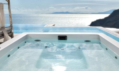 Beach walk Kalo Livadi villa with pool and hot tub by Calypso Sunset Villas – khách sạn tại Kalafati
