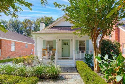 Renovated Charleston Oasis Mins to Dtwn and Beach in Charleston, USA