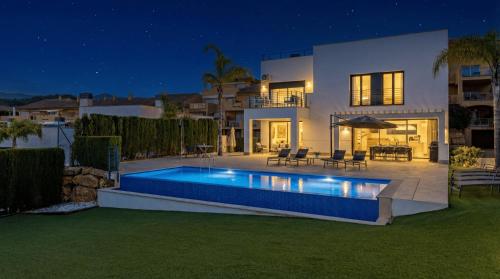 VACATION MARBELLA I Villa De La Resina, Infinity Pool, 24-7 Security, Rooftop Solarium, BBQ, Golf Community, Africa Views