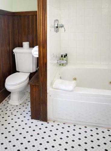 Classic Queen - Curry Mansion with Heated Pool in Key West, USA
