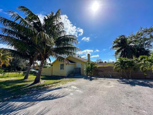 Beautiful home in West Palm - 5 min to Airport – khách sạn tại Palm Beach Lakes