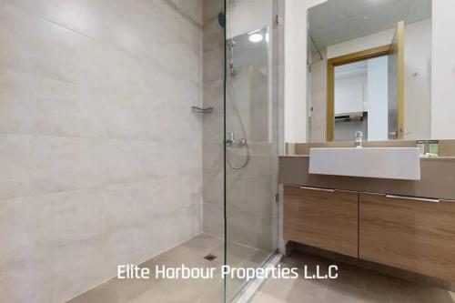 Open Views 5 star Amenities Bright Brand-new - image 10