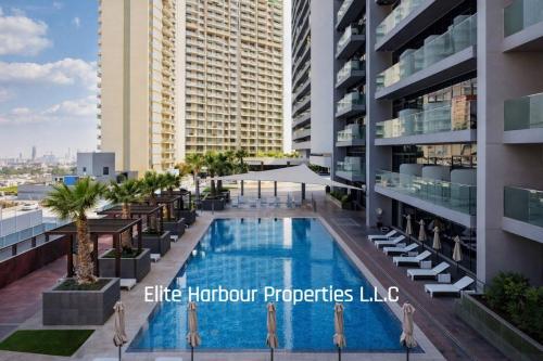 Open Views 5 star Amenities Bright Brand-new - image 11