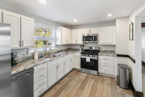 Warm 5 bed Libertyville Getaway Close to Navy Base in 利伯蒂維爾