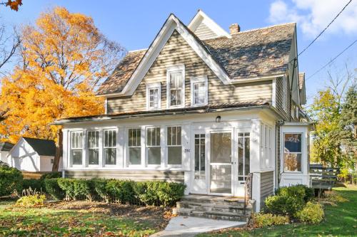 Warm 5 bed Libertyville Getaway Close to Navy Base in 利伯蒂維爾