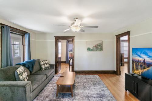Warm 5 bed Libertyville Getaway Close to Navy Base in 利伯蒂維爾