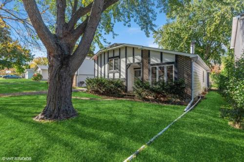 Spacious home near DT Libertyville With Rec Room in 利伯蒂維爾