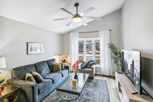Spacious home near DT Libertyville With Rec Room in 利伯蒂維爾