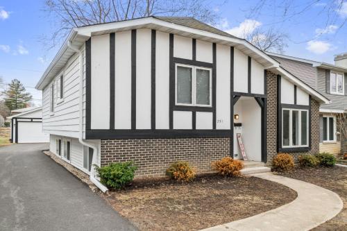 Spacious home near DT Libertyville With Rec Room in 利伯蒂維爾
