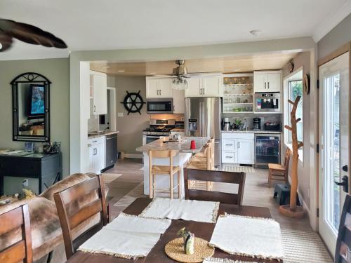My Okoboji Cottage - 1113 Harpen Street, Wahpeton in West Okoboji (IA)