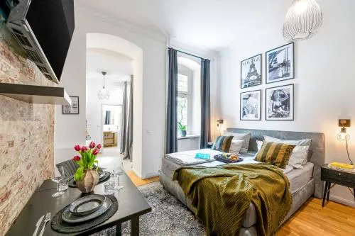 The Koburger II - Stylish studio with extra high bed for kids, 45m2 space, Ideal for families with kids or couples in Berlin, Deutschland