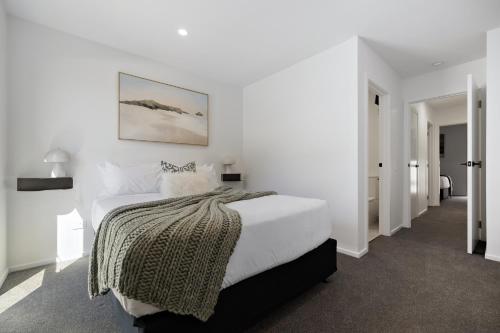 Remarkable View Retreat Queenstown - with parking - main image