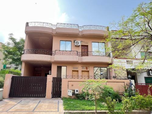Grand Family House E11 - Murree