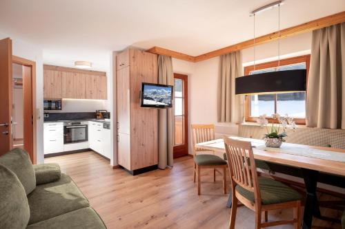 2 bedrooms, 4 beds