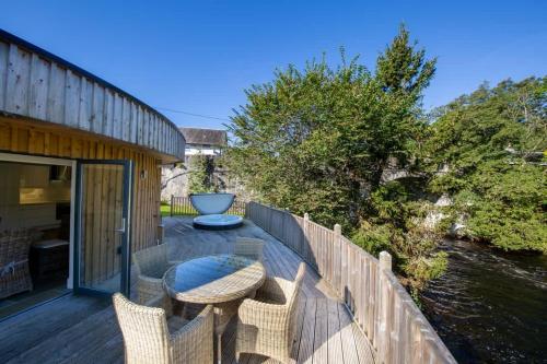 Otters Holt Riverside Retreat Hot Tub near Loch Tay in 基林