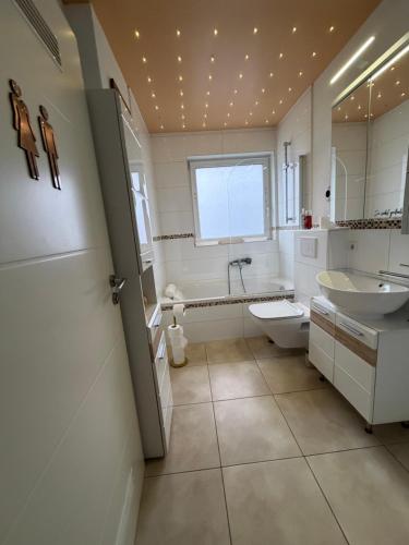 Bathroom, Zentrale Personalwohnung mit Top-Ausstattung in Wernau in Wernau (Neckar)
