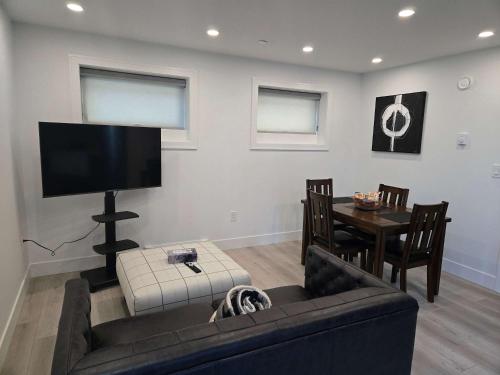 Elegant Vancouver Condo Contemporary One-Bedroom Suite and Fully Furnished Kitchen – khách sạn tại Renfrew-Collingwood