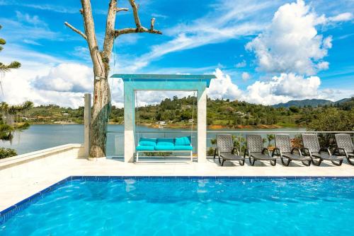 Villa frente al embalse