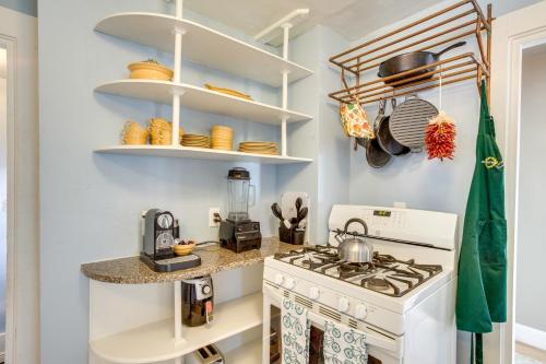 Adventure Home Base - 7 Blocks to Downtown! in 大章克申
