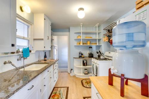 Adventure Home Base - 7 Blocks to Downtown! in 大章克申
