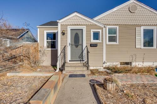 Adventure Home Base - 7 Blocks to Downtown! in 大章克申