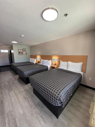 3 double beds