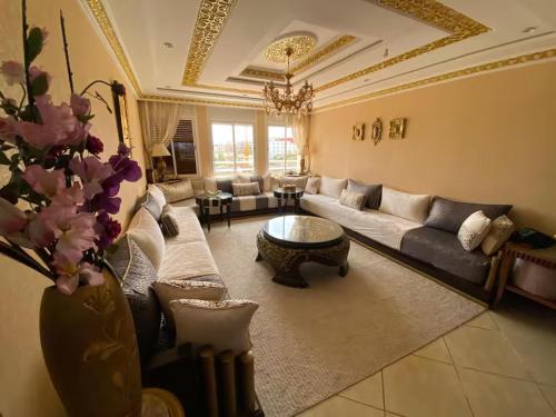 Luxury Appartment 2 min away from Mahaj Ryad 3 Bedrooms Private parking – khách sạn tại Hay Riad