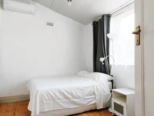 Fully furnished aircon room ready to move in 5min to train station in Dél-kelet