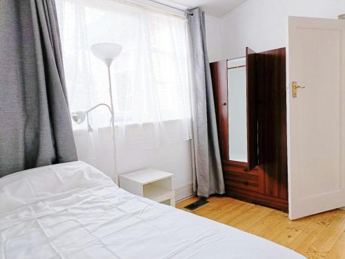 Fully furnished aircon room ready to move in 5min to train station in Dél-kelet