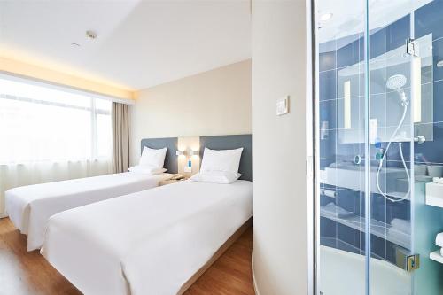 Hanting Hotel Zhengzhou Dashiqiao Ideally located in the Jinshui area, Hanting Hotel Zhengzhou Dashiqiao promises a relaxing and wonderful visit. The property offers guests a range of services and amenities designed to provide comfort