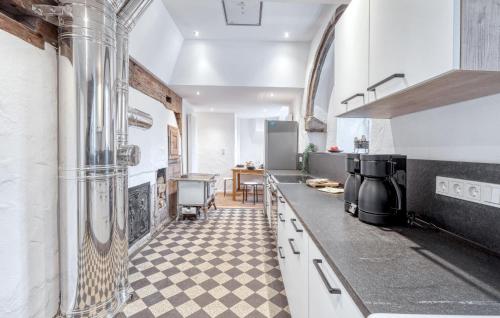 virtuve, Cozy Home In Irrhausen With Sauna in Irrhausen