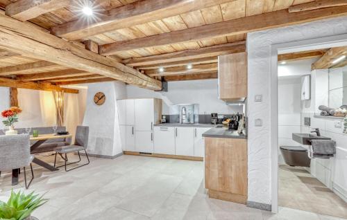 virtuve, Cozy Home In Irrhausen With Sauna in Irrhausen
